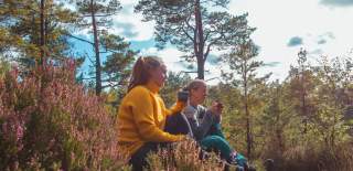 Bilde av personer i skogen