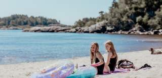 To barn på Sjøsanden i Mandal
