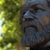 statue