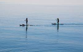 10 consejos para practicar paddle surf, kayak y remo en Fuengirola con total seguridad