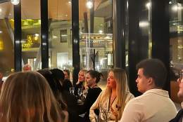 mennesker i bar