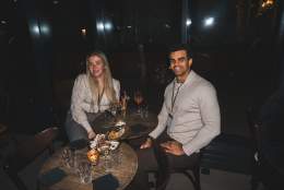 to mennesker i bar