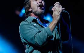Eddie Vedder preforming at the 2021 Ohana Festival
