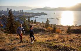 Couple_Hiking_at_Knox_Mountain_Park_4_