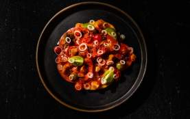 Heirloom Tomato Salad con sun Chapulin Vinaigrette - Acamaya