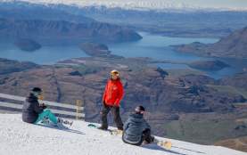 An instructor taking a lesson with Wanaka in the background