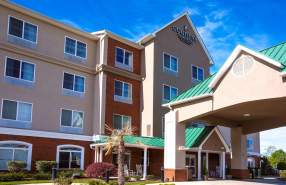 Exterior of Country Inn & Suites Rocky Mount, featuring the main entrance and hotel building.