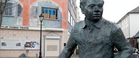 Dylan Thomas Statue in Marina Square