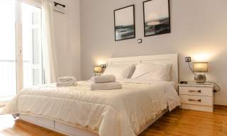 hotel bed with whit white linen and kingsize bed