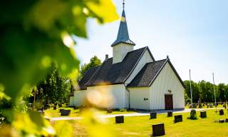 Idd kirke med gravlunden i forkant.