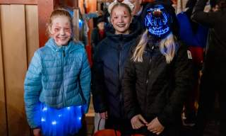 Tre glade jenter som har kledd seg ut under arrangementet HalloVenn i Sarpsborg sentrum. Foto.