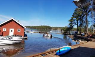 Bryggepromenaden og båtcafeen i Ørje med gjesteplasser til båt i bakgrunn