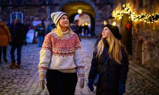 To jenter på julemarkedet på Fredriksten festning