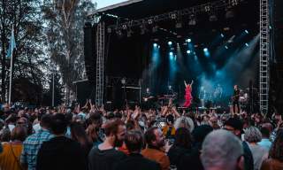 Folkehav foran scenen på Sarpsborgfestivalen i Sarpsborg. Foto.
