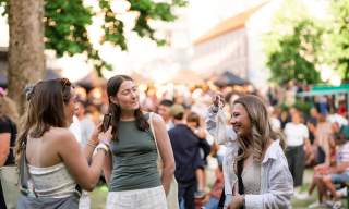Jenter som koser seg på Lyse Netter festivalen i Moss