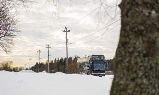 Vy dobbeldekkerbuss i vinterlandskap