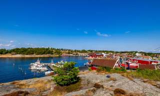 Havna i Engelsviken med sjøhus og båtliv