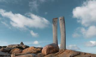 To lange steiner som står oppreist