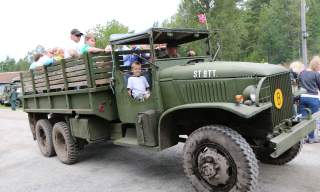 En militærlastebil lastet med unger