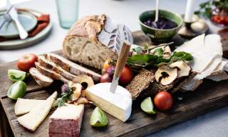Fjøl med ost, brød, frukt, knekkebrød og annen lokalmat