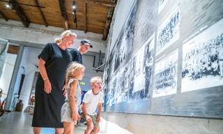 Familie leser historie på Haldenvassdragets kanalmuseum.