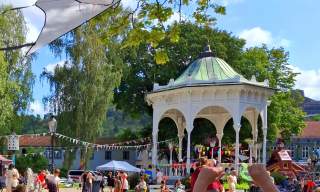 Barn som flyr drage i Busterudparken