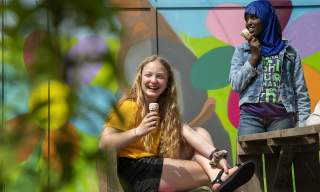 To venner i Moss sentrum på en varm sommerdag