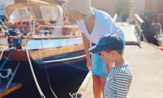Familie ved en båt