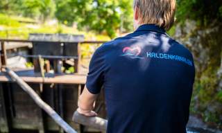 Slusevert åpner slusekammer i Ørje sluser.