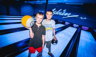 To gutter på bowlingbanen på Sprett aktivitetespark i Askim