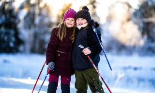 To jenter like som to dråper vann på ski