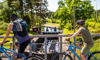 To syklister på brua over slusene i Strømsfoss