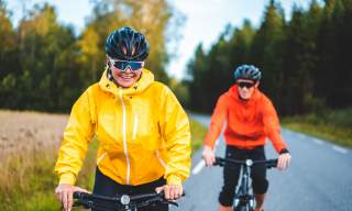 Dame og mann som sykler