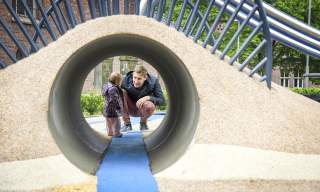 Pappa med barn på lekeplassen på Kirketorget i Moss