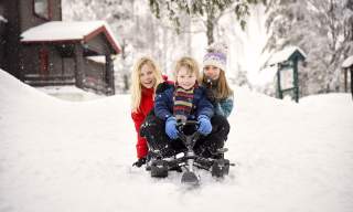 Barn som leker på akebrett i Mossemarka