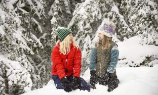 To barn som leker i snøen i Mossemarka i Moss