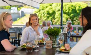 Jenter som nyter et bedre måltid på Sluseporten Båtcafee