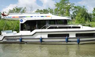 Le Boat cruiser on the Thames.