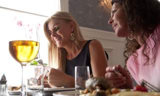 To damer som spiser på restaurant