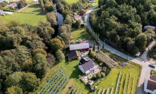 Dronefoto av Skudeneset Gaard