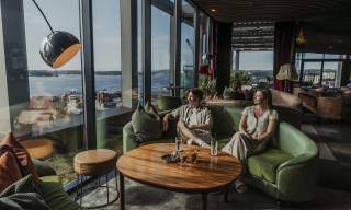 To mennesker i sofaen på Club 21, Radisson Blu Caledonien Hotel