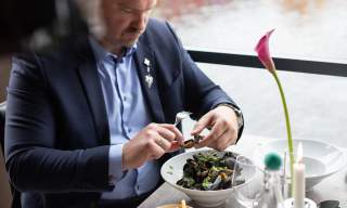 Dagfinn Galdal, sommelier fra Boen Gård, på Hos Moi i Kristiansand