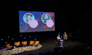 to mennesker på scene