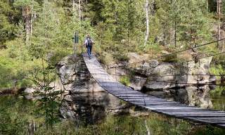 Mennesker på tur over hengebro