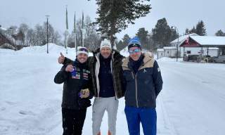 tre menn i skitøy i vinterlandskap