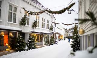 Julelys og snø i gågata i Mandal