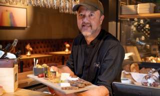 Trond Moi med smaksplanke