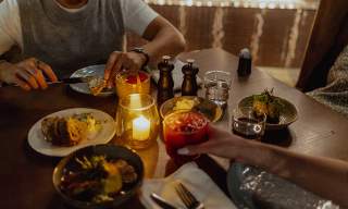 Bord fullt av mat og drikke på Grenseløs restaurant