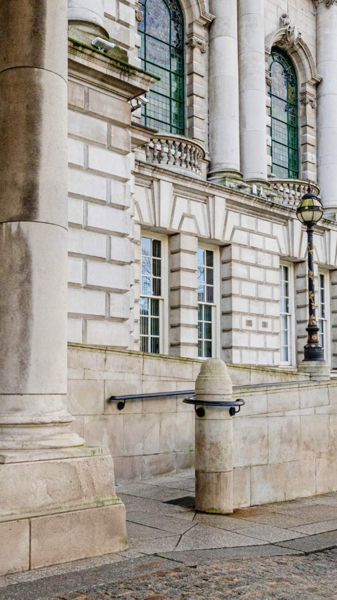 DNI Gallery - Belfast City Hall Couple