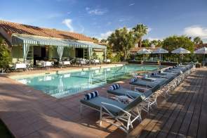 Dive In: Your Guide to Poolside Dining in Palm Springs 🍽️